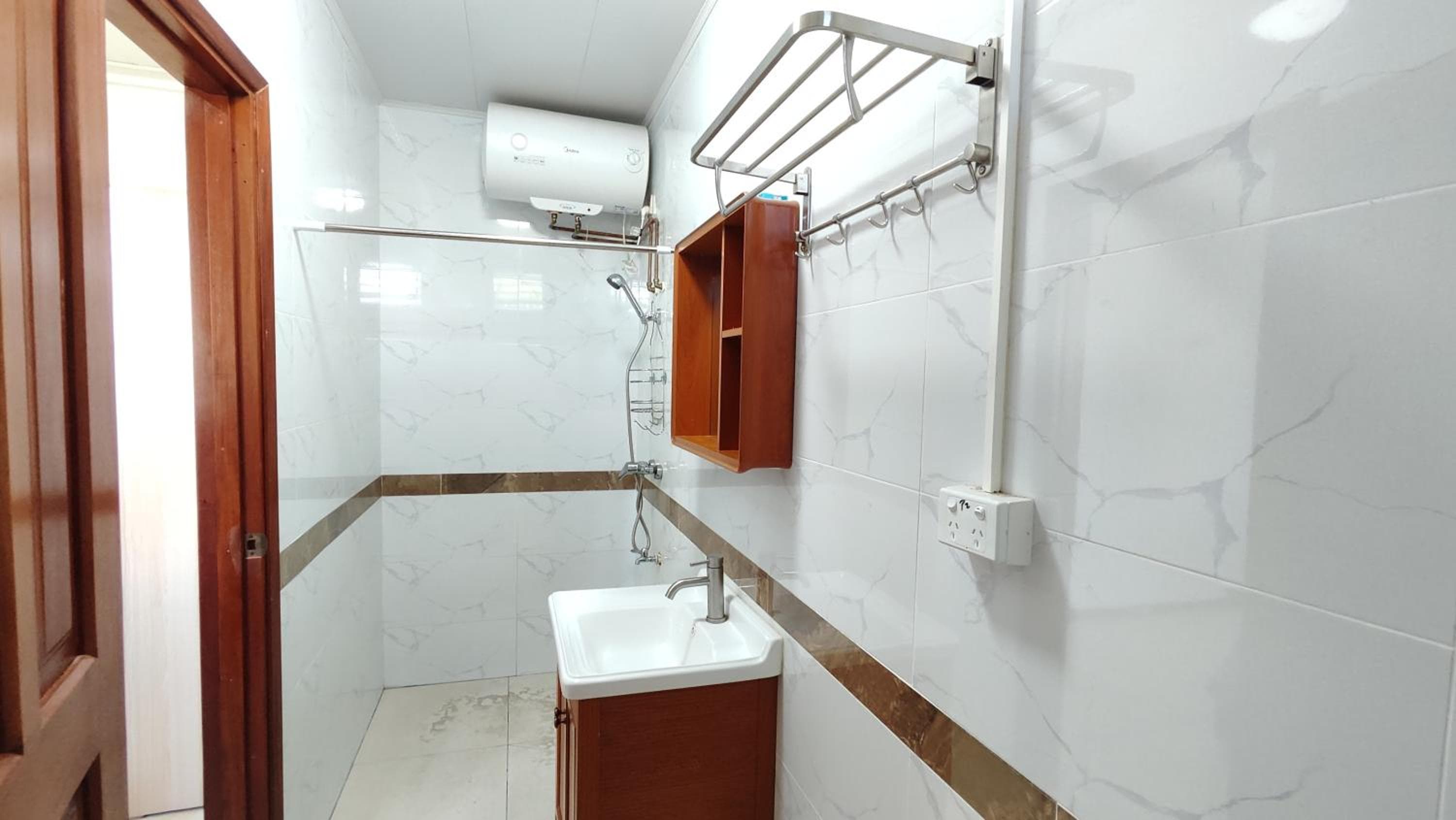 Modern 3-Bedroom Apartment Queens Rd property photograph