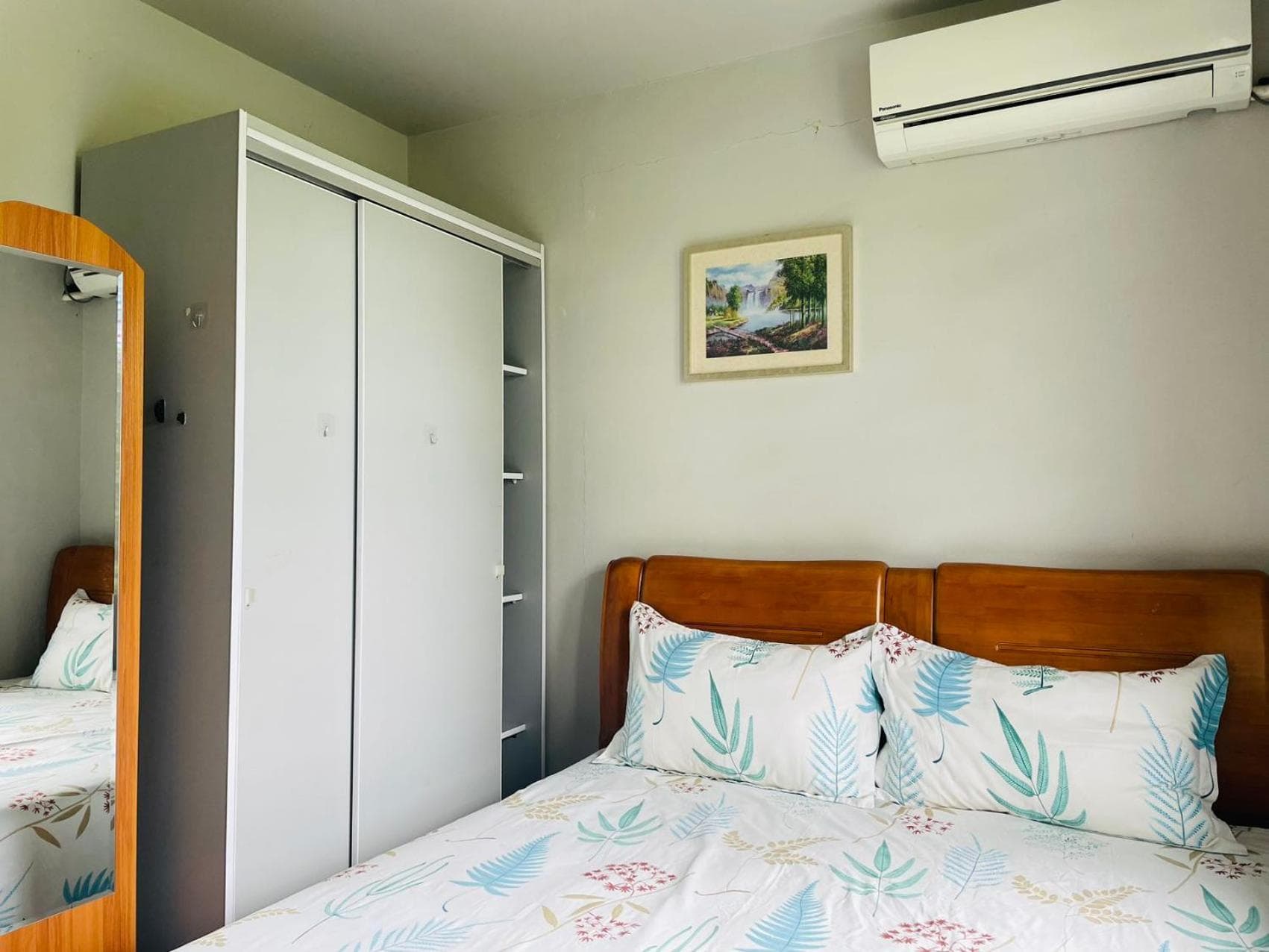 Two bedroom -King sized bedroom-Free parking property photograph