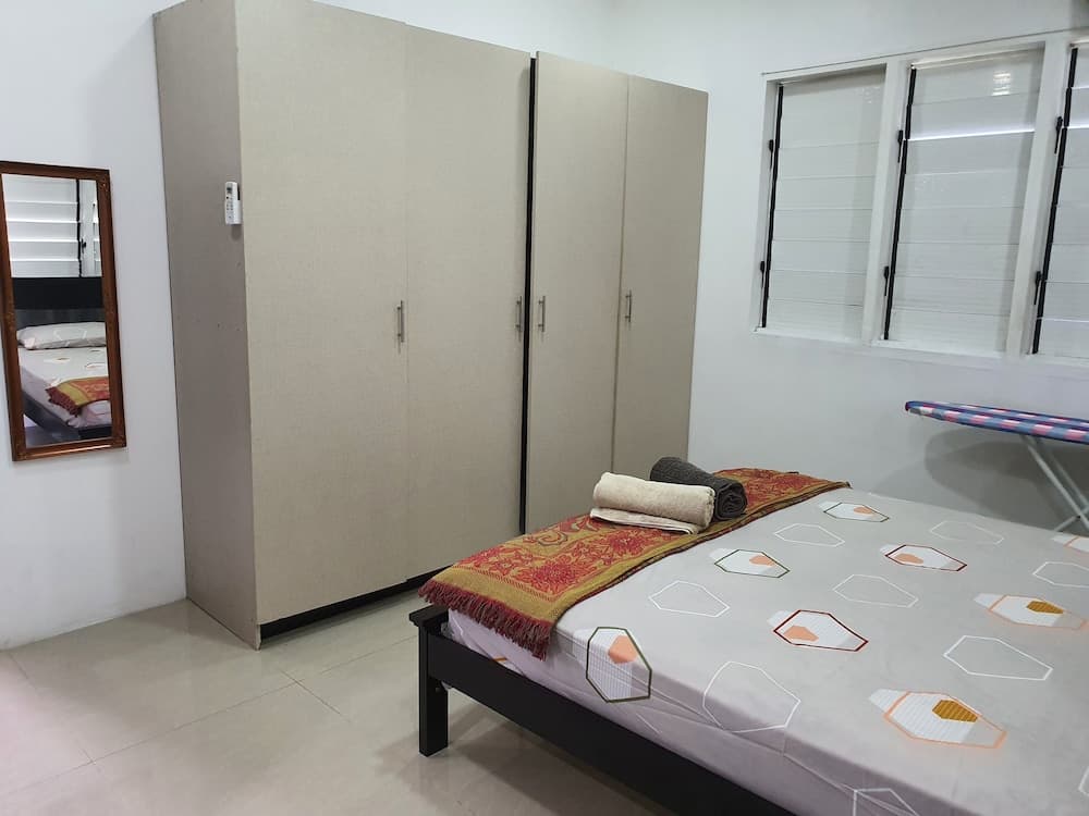 Master Bedroom with Shared Kitchen property photograph