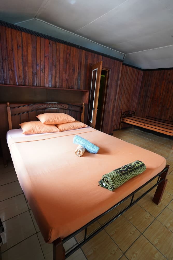 White Sandy Beach Eco Lodge property photograph