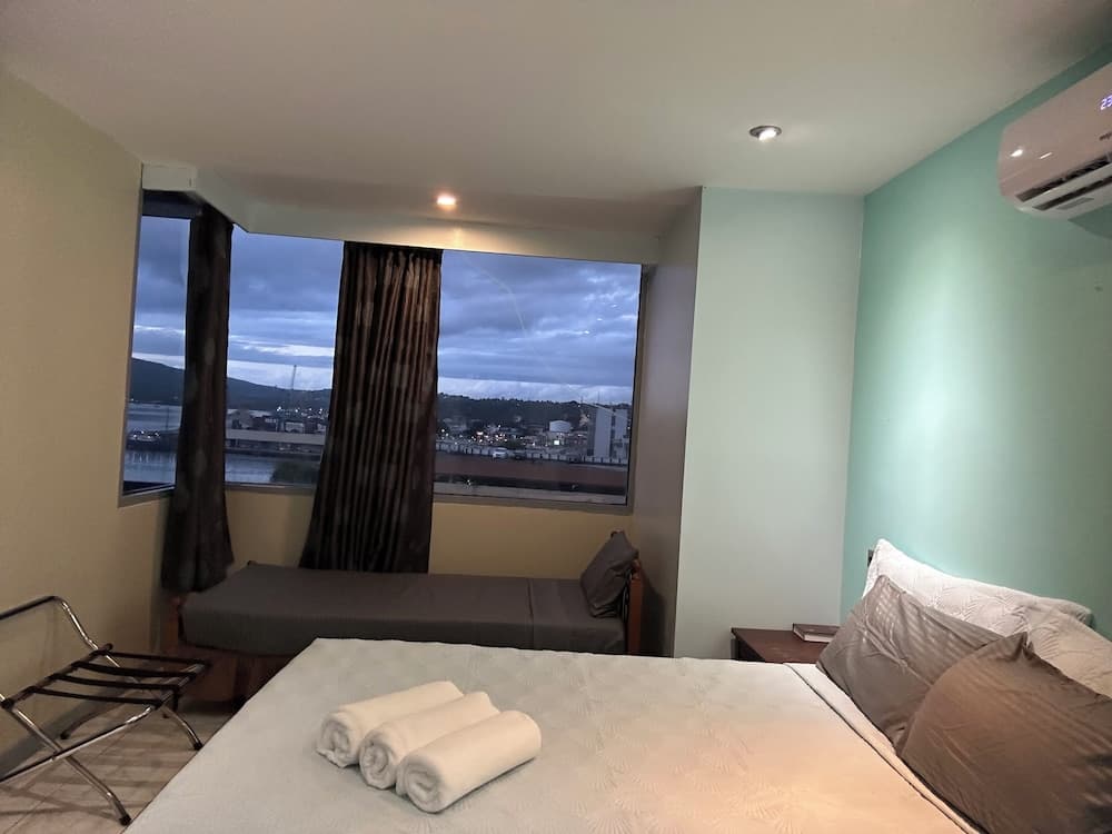 Premium Triple Room at De Vos on the Park