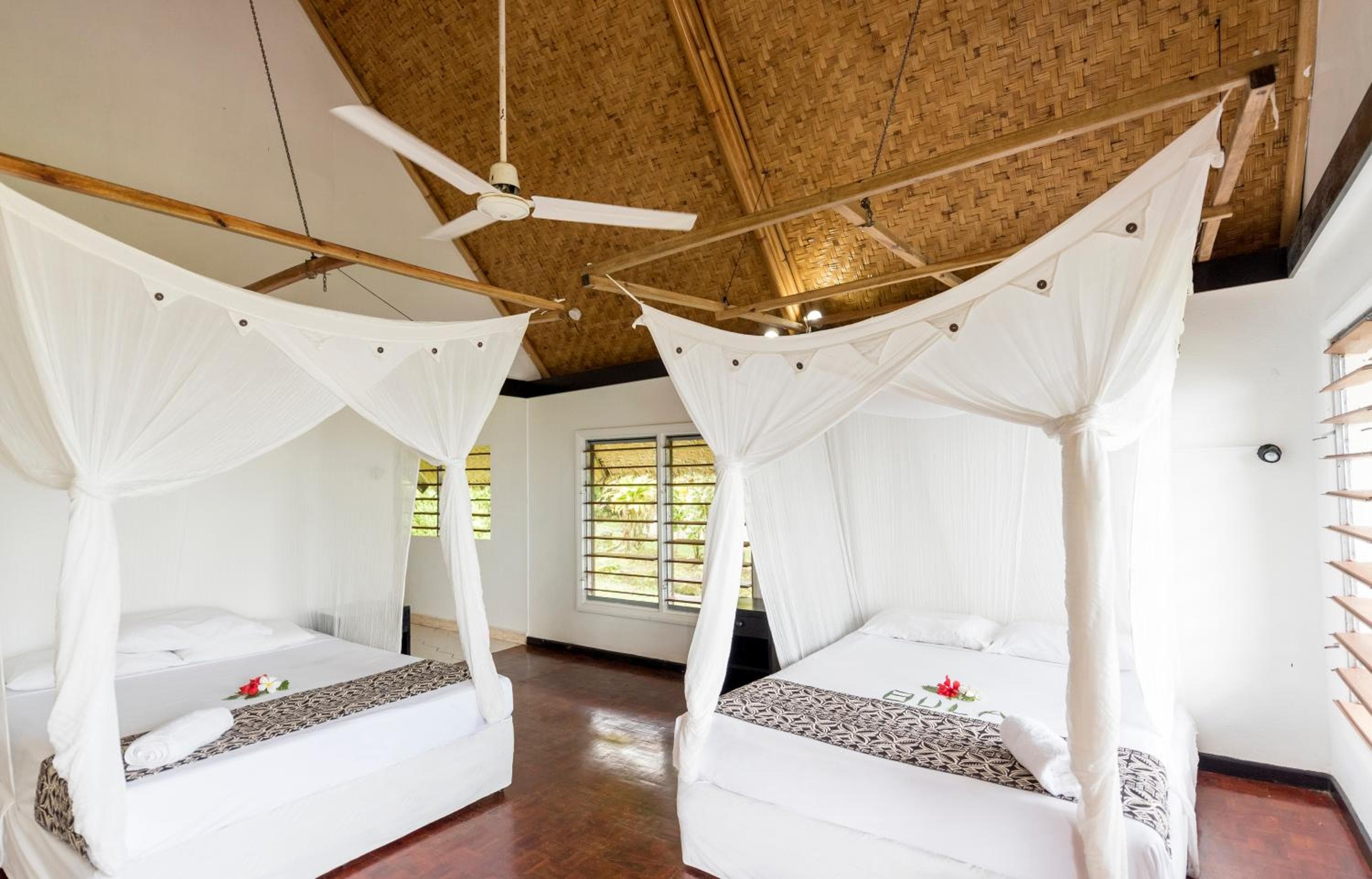 Sea-side Bure at Crusoe's Retreat - Family Friendly