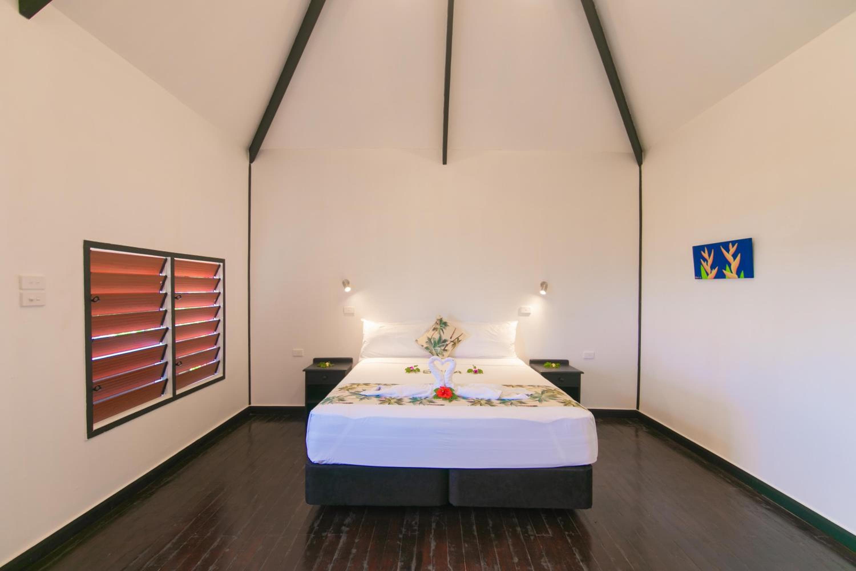 Deluxe Sea-side Bure at Crusoe's Retreat - Family Friendly