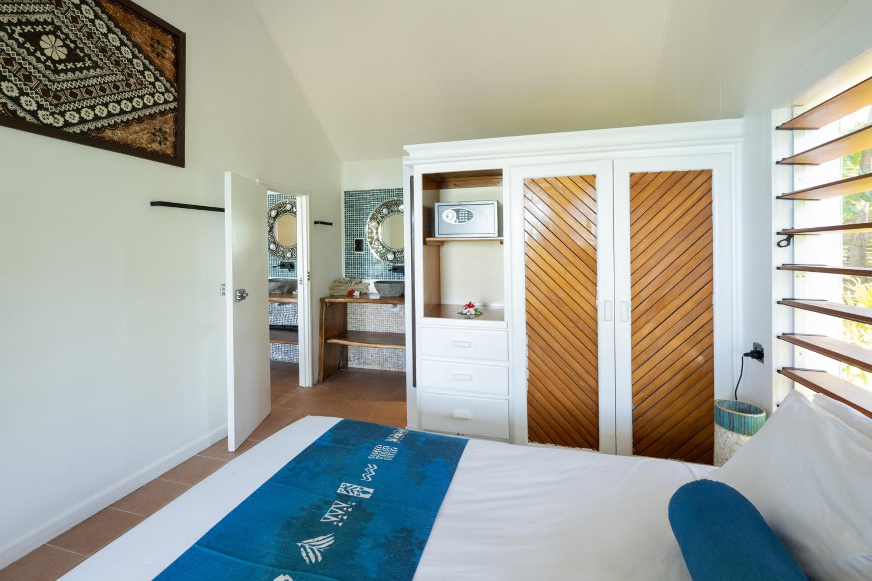 Beachfront Studio Rooms at Oarsman's Bay Lodge