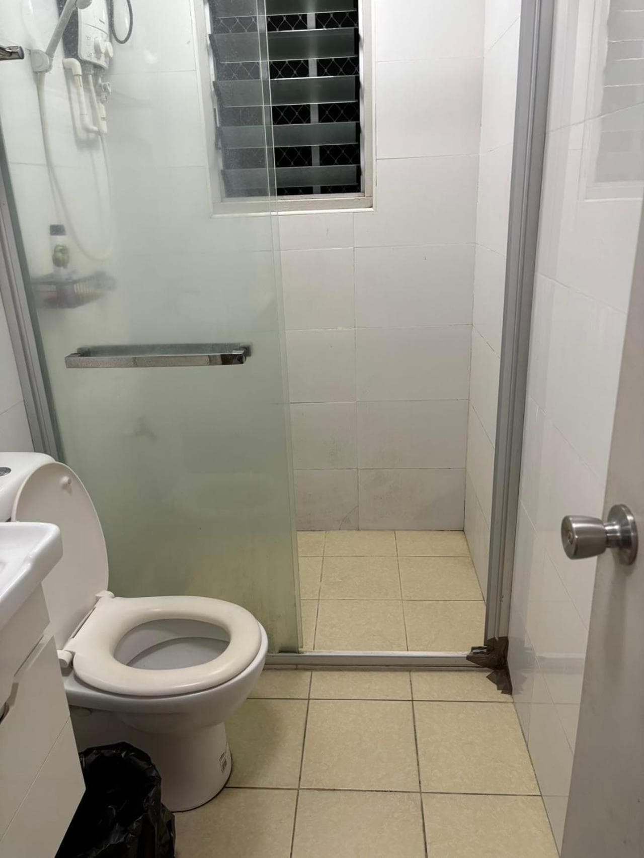 Two-Bedroom Apartment at Two bedroom -King sized bedroom-Free parking