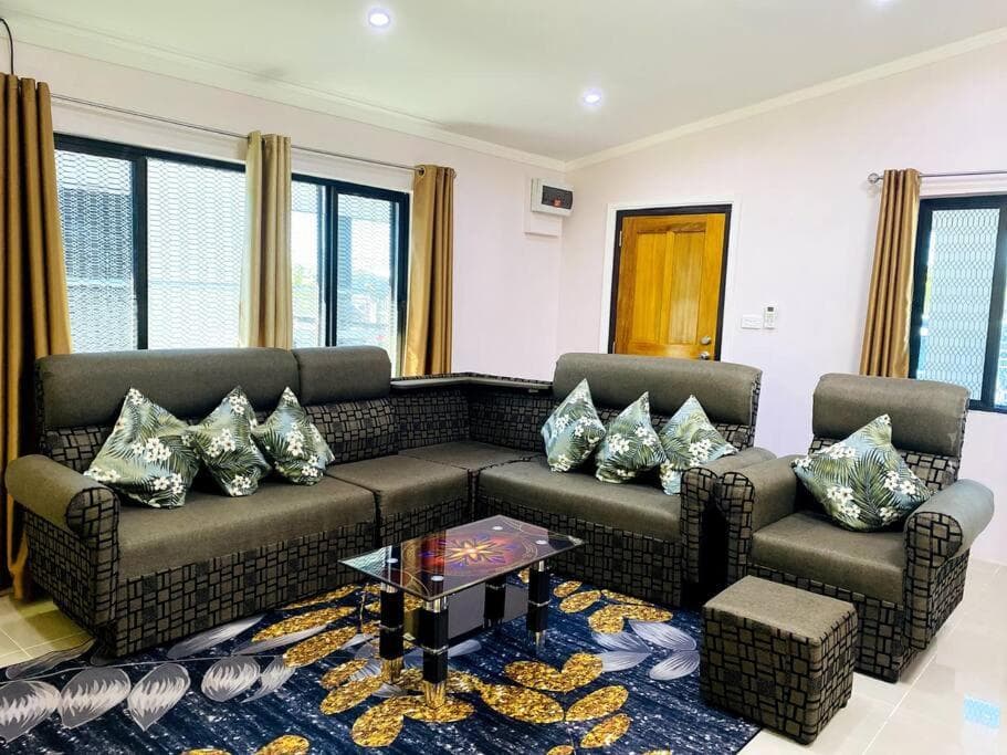 Three-Bedroom House at SR Private Staycation!
