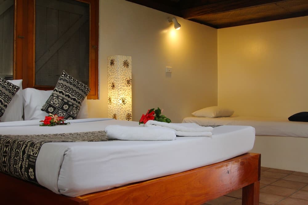 Garden Hut - Double and 2 Single Beds at The Beachouse