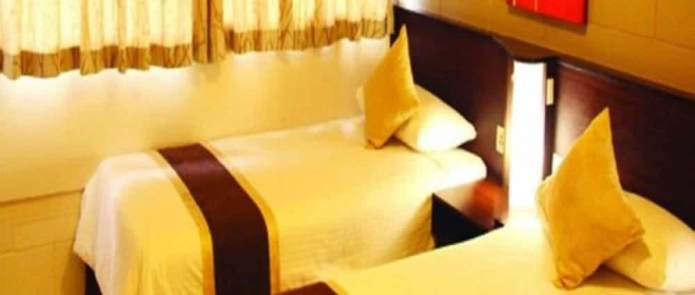 Standard Room at Peninsula International Hotel