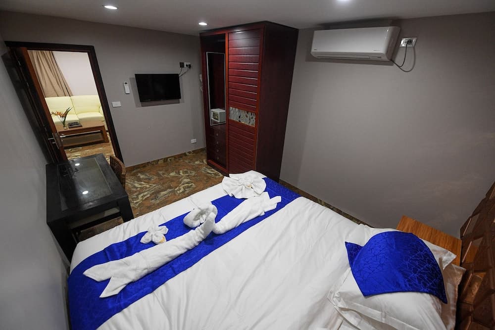 Classic Studio Suite, 1 Queen Bed, City View at The President Hotel