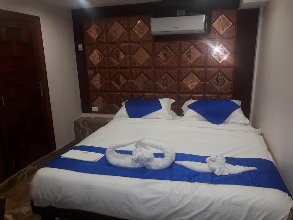 Classic Studio Suite, 1 Queen Bed, City View at The President Hotel
