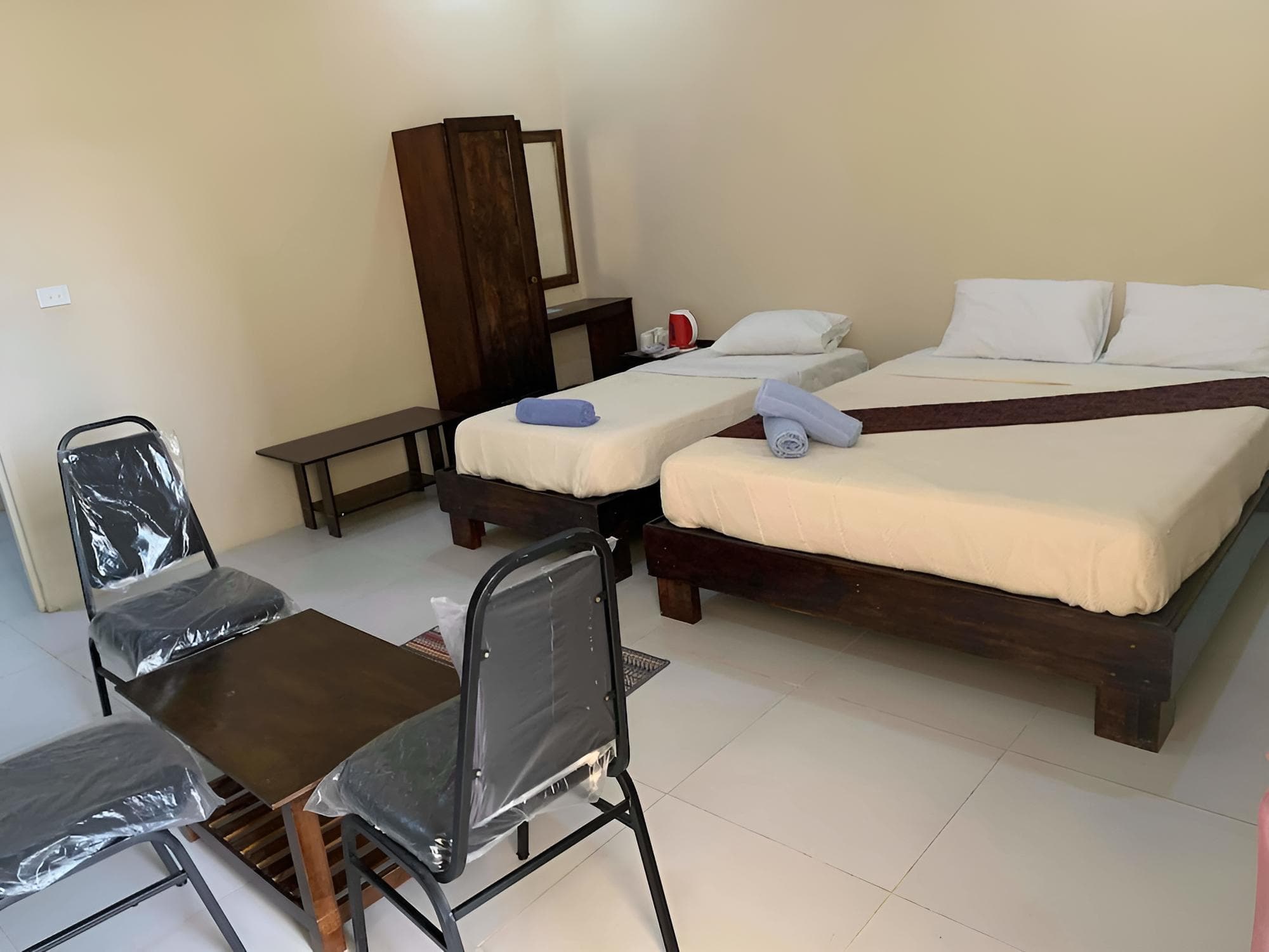Family Room with Balcony at Bay View Barbers Lodge