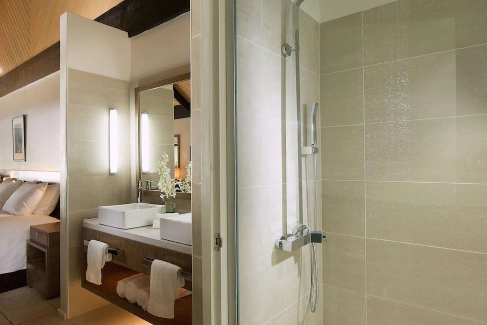 Room, 1 King Bed, Ocean View (BURE) at DoubleTree Resort by Hilton Hotel Fiji - Sonaisali Island
