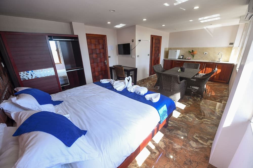City Studio, 1 Queen Bed, City View at The President Hotel