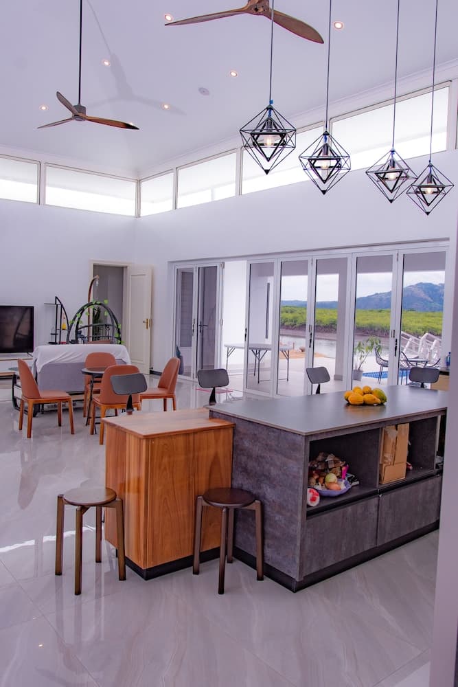 Superior Villa, 5 Bedrooms at Lake Side Deluxe Villa